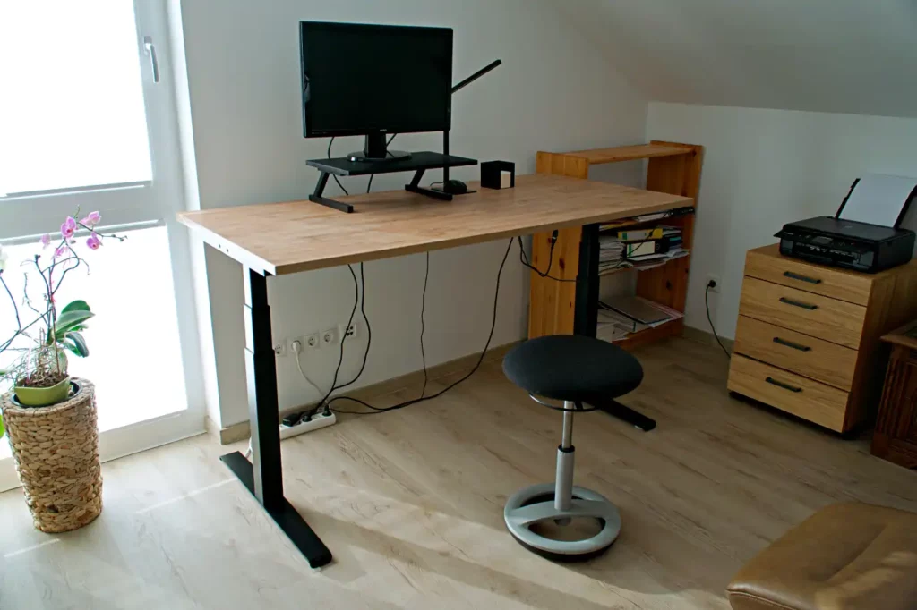 BOHO Office Basic Line im Büro mit Vinylboden in Holzoptik