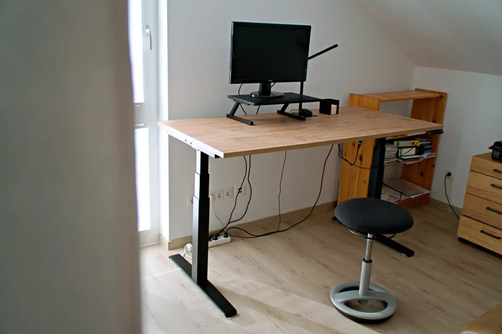 ErgoHide Schreibtisch mit massiver Eichenholz-Tischplatte und integrierter LED-Lichtleiste in Epoxidharz