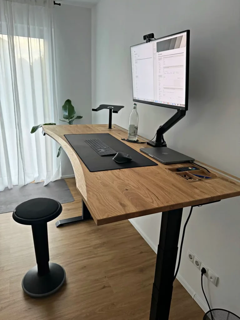 ErgoHide Schreibtisch in Stehhöhe mit massiver Eichenholz-Tischplatte in 180x80 cm, integrierter ergonomischer Kante, LED-Lichtleiste und mit XXL Unterlage für Maus und Tastatur