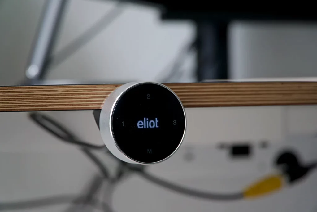 Detailansicht des Eliot Original Schreibtischs mit Smartcontroller.